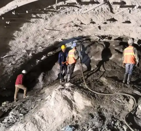 扎赉特拱顶带模注浆料的施工流程及注意事项